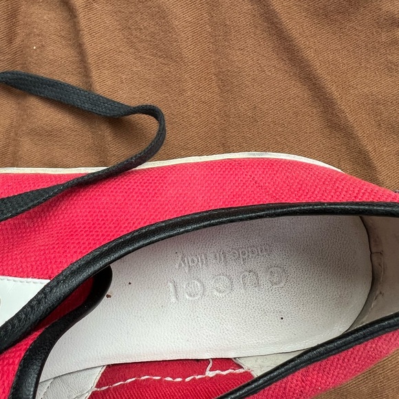 Vintage Unisex Gucci Red Script exclusive Saks Low Top Sneaker 6/37 M, W 71/2-8 - Picture 7 of 9